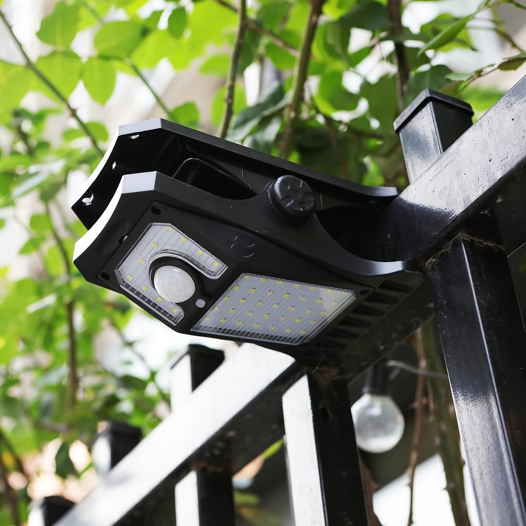 1/2pcs Solar Powered Outdoor Clip on Motion Sensor Light, Waterproof Safety Light, Suitable for Fences, Walls, Garages, and Courtyard Umbrellas