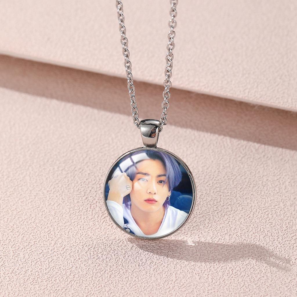 BTS Collana con Ciondolo Rotondo Logo & Foto di Gruppo, Collana Kpop Bangtan Boys, Gioiello Regalo per Fan ARMY