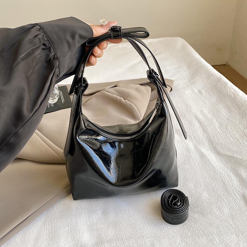 Elegant White Crescent Handbag Featuring Simple Lines And Spacious Interior For Daily Essentials чёрный