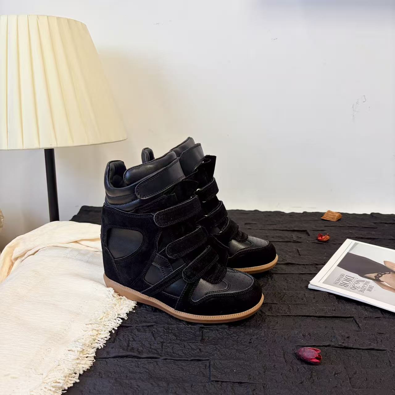 Туфли женские из натуральной кожи в стиле Велкро на скрытой внутренней платформе увеличивающей рост короткие ботинки на танкетке в цветовой гамме спортивно-повседневные высокие 35 11900₽