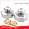 Všestranná kulatá nerezová forma na krájení sendvičů pro pohodlnou přípravu jídla