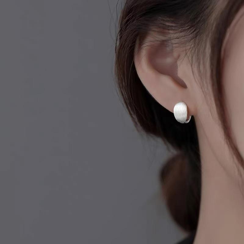 Drahtförmige Ohrstecker - Ein neuer und exklusiver Stil von Ohrsteckern, die vielseitig sind und eine raffinierte Ausstrahlung für Frauen ausstrahlen.