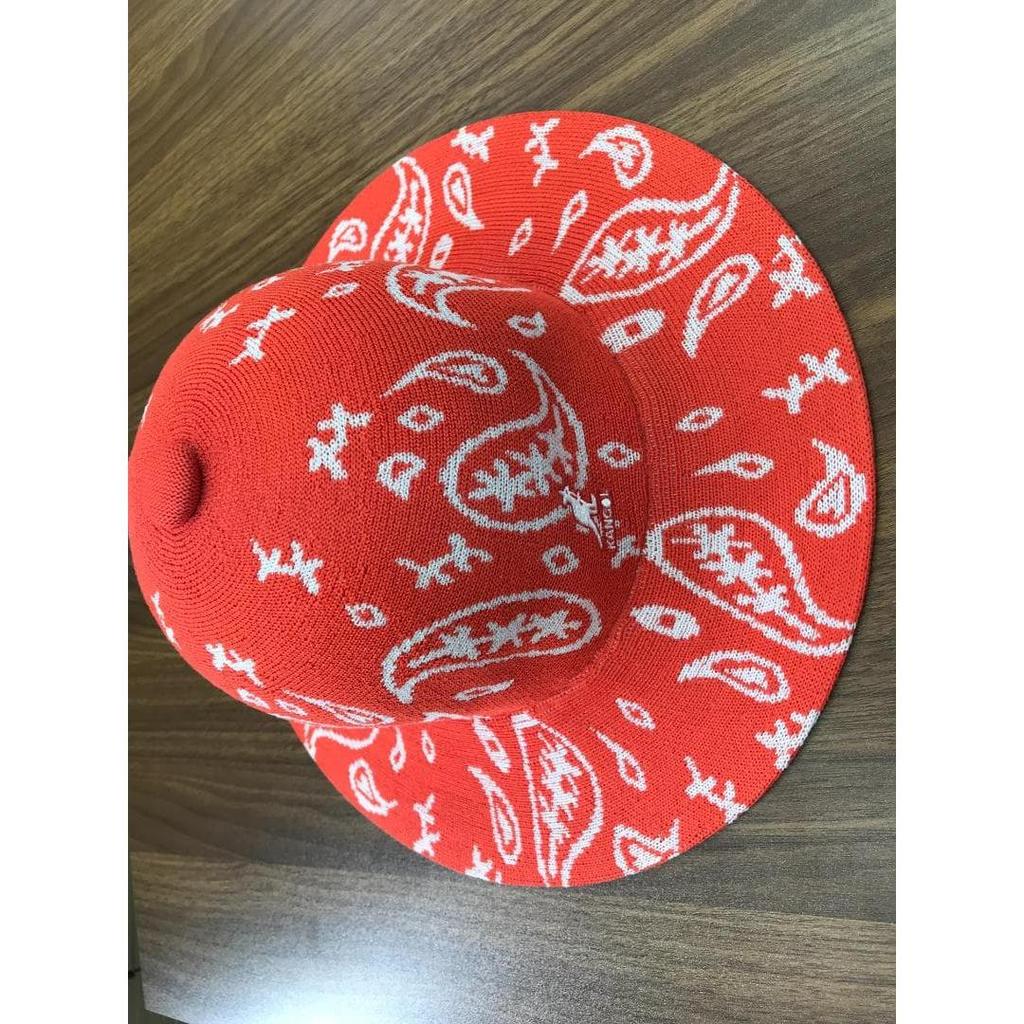 Used KANGOL bandana pattern bowler hat that can be recommended both functionally and aesthetically.