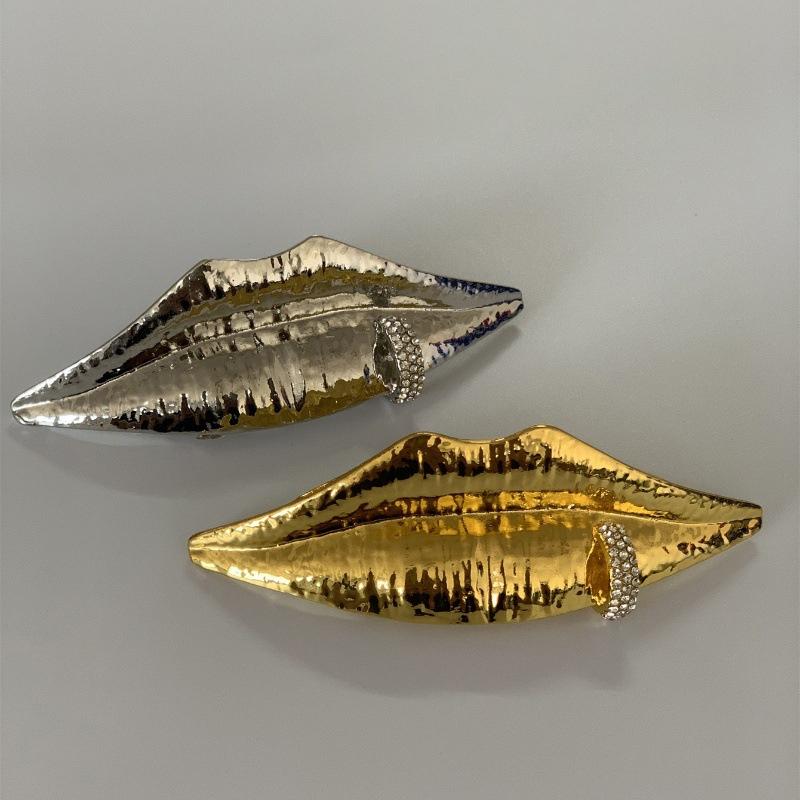 Fashion Jewelry Lip Shaped Brooch For Women Party Gifts Exaggerative Accessories