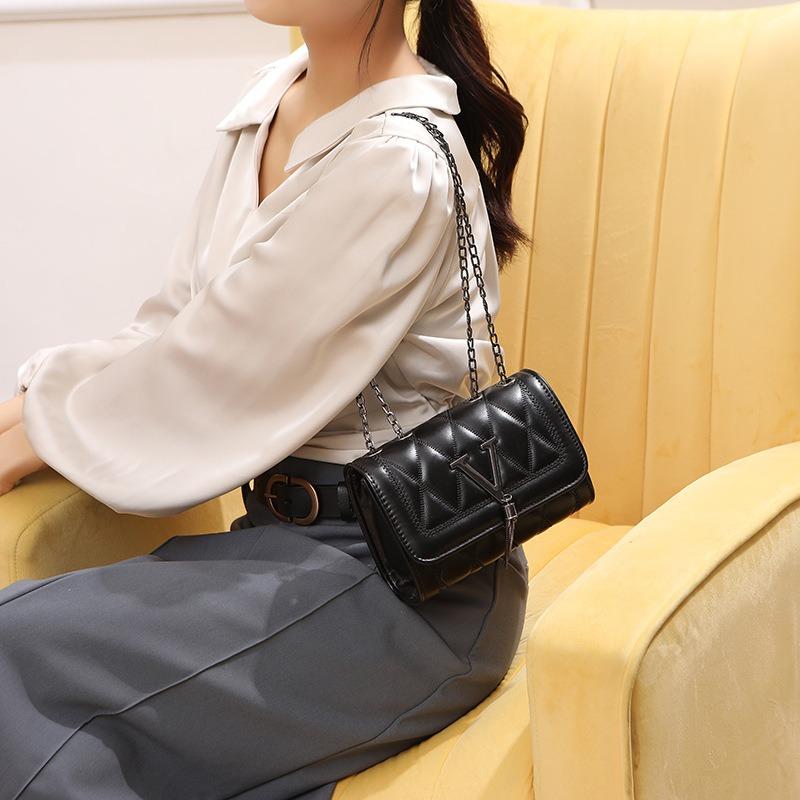 The New Diamond Classic Small Square Bag Is a Fashionable and Versatile One-shoulder Messenger Women's Bag.