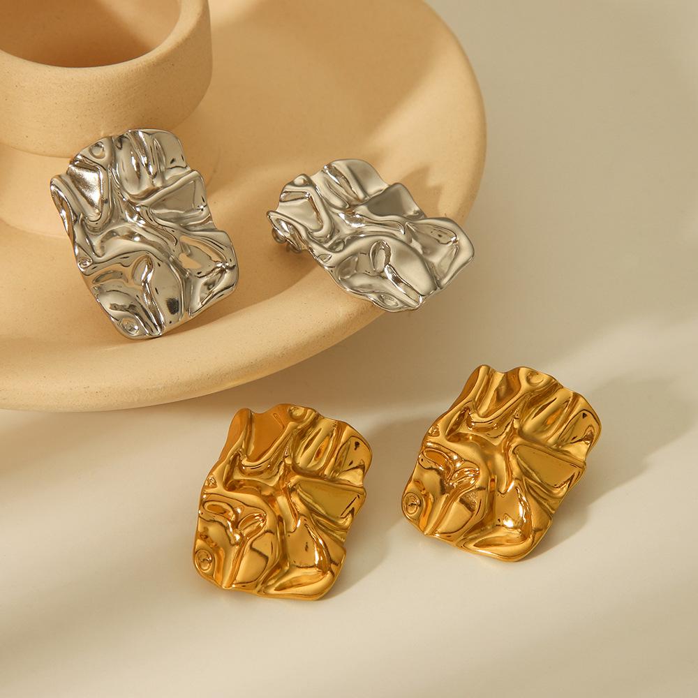 Brincos de Aço Titânio Banhados a Ouro 18K Estilo INS com Textura Martelada Plissada Lava – Design Versátil de Alta Qualidade para Mulheres.