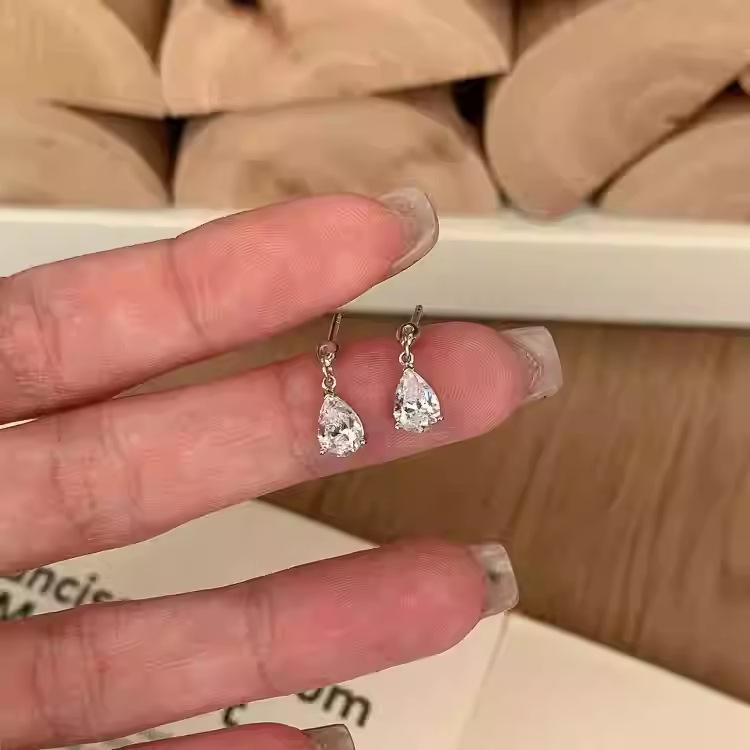 2026 New Light Luxury Exquisite High-end Design Water Drop Drill Ear Hole Earrings Temperament Earrings Cochlear Nails for Women