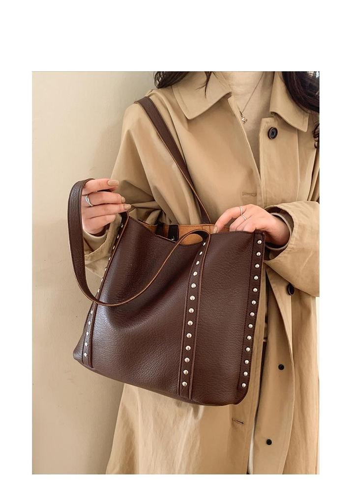 2026 Versatile Commuter Shoulder Bag - High-End Large Capacity with Rivets