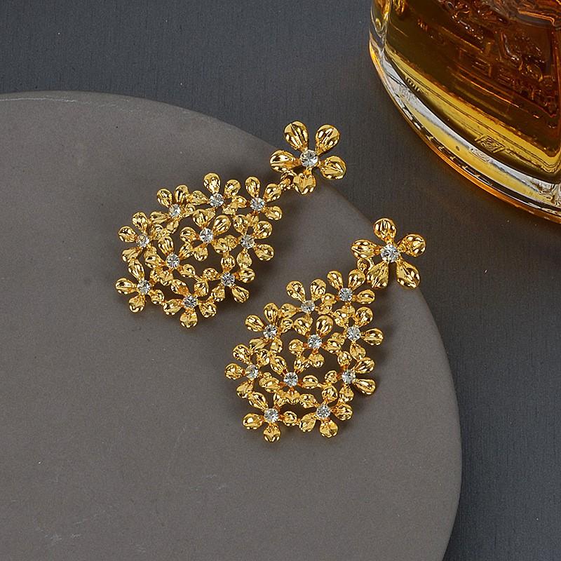 Minimalist Geometric Metal Stud Earrings Women Elegant Gold Tone Lightweight Daily Wear