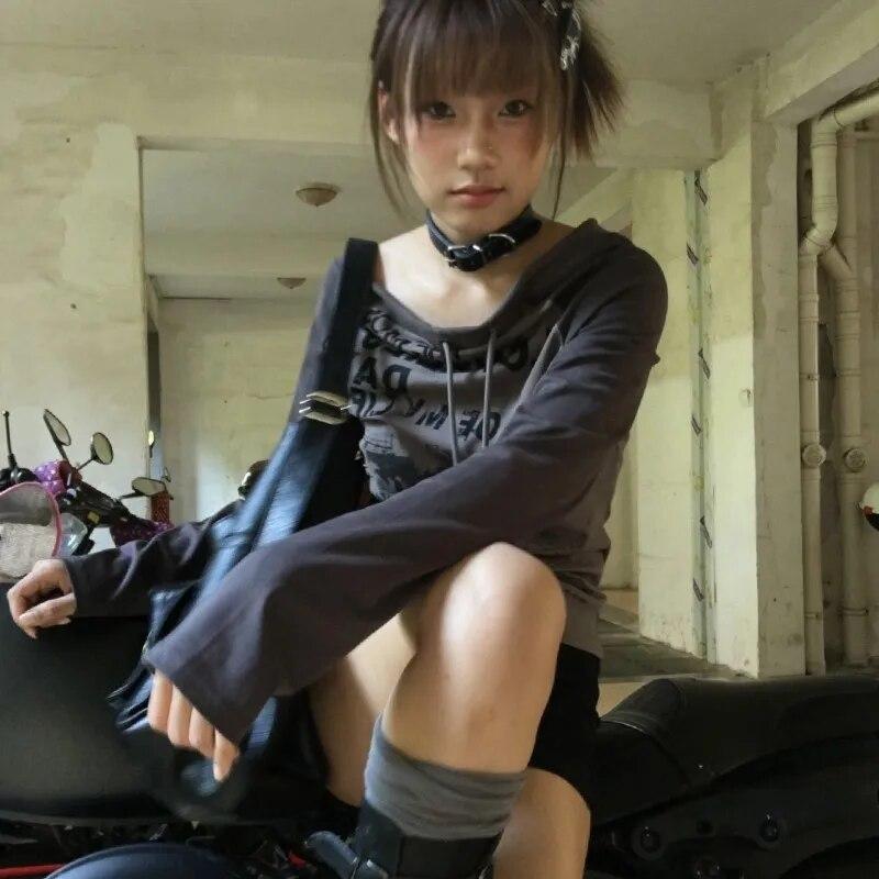 2KWEIRD Japonské Y2k Tričko s odhalenými rameny Grungeová estetika Graffiti potisk Tričko s dlouhým rukávem Vintage Harajuku Streetwear 90s