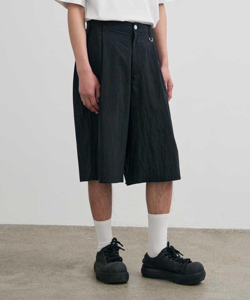 Piali Diagonal Pocket Nylon Wrinkle Bermuda Shorts (Black)