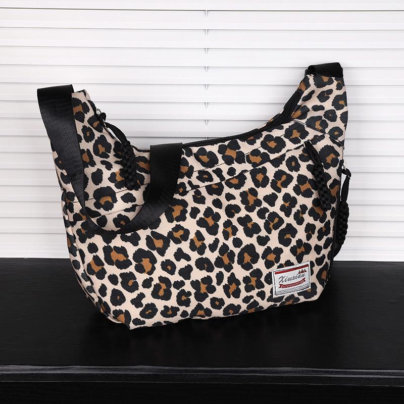 

Женская сумка-пельмень с леопардовым принтом 2025 новая ретро мода холщовая на плечо большая вместимость дорожная сумка-мессенджер хаки