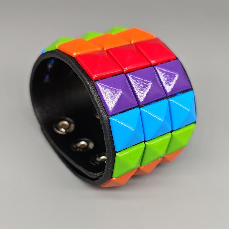Europäisch-Amerikanisches Punk Niet Mehrfarbiges Lederarmband – Herren Breiter PU Armreif