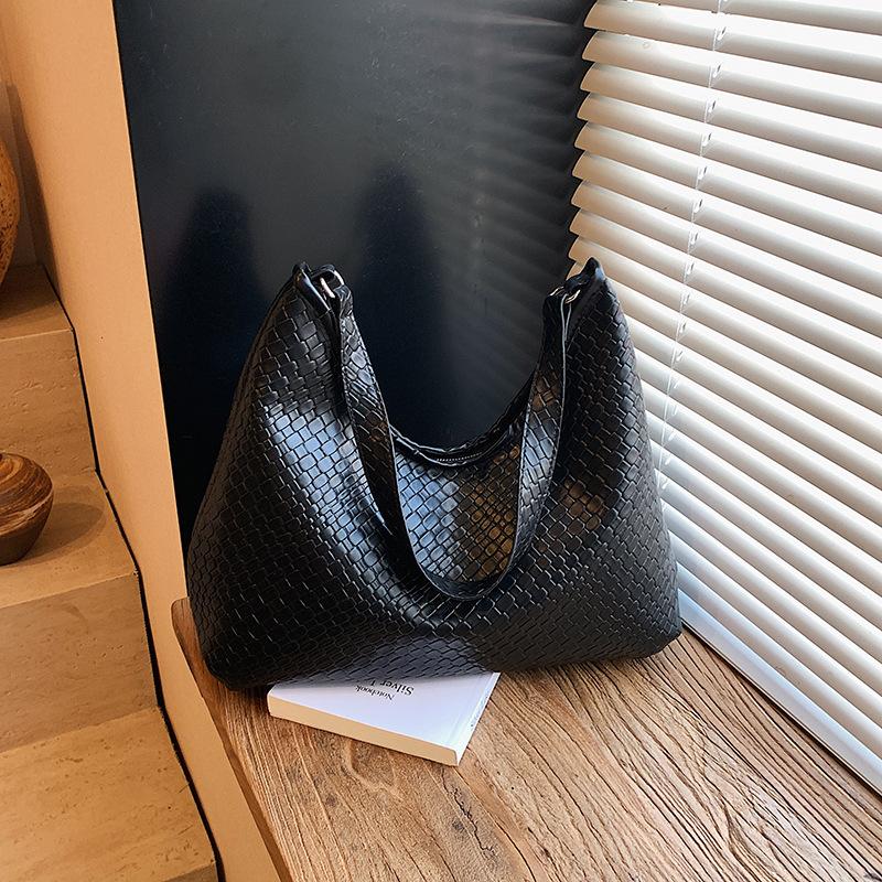Woven Simple Bucket Bag, New Fashionable Large-capacity Shoulder Bag, Niche Personalized Underarm Bag
