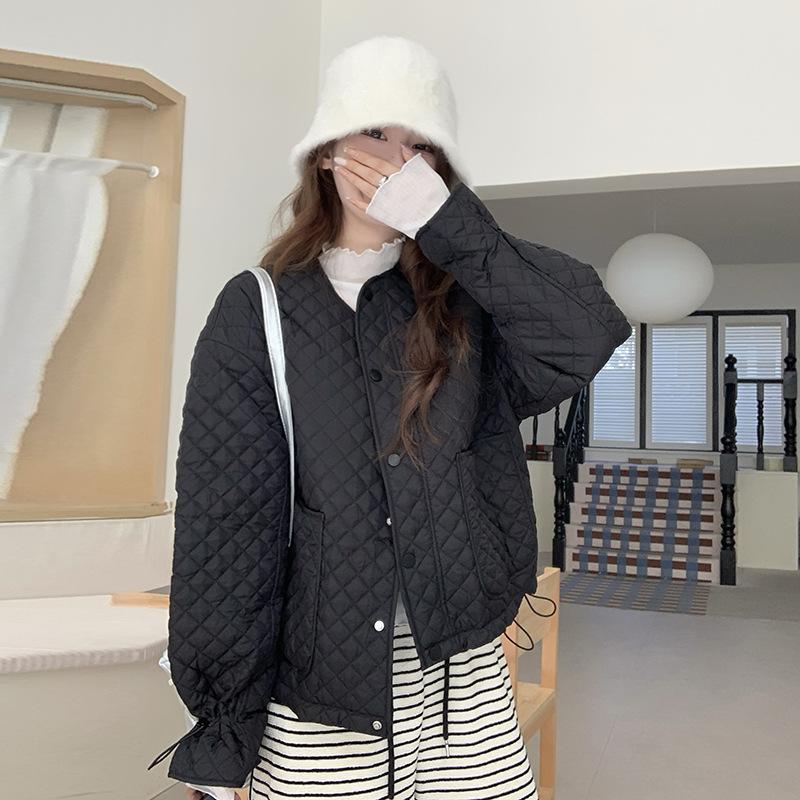 

Куртка пуховая хлопковая женская в ромбовидную клетку сяосянфэн, новая коллекция осень/зима 2025, корейская хлопковая куртка, модная свободная куртка, маленькая стеганая куртка S чёрный