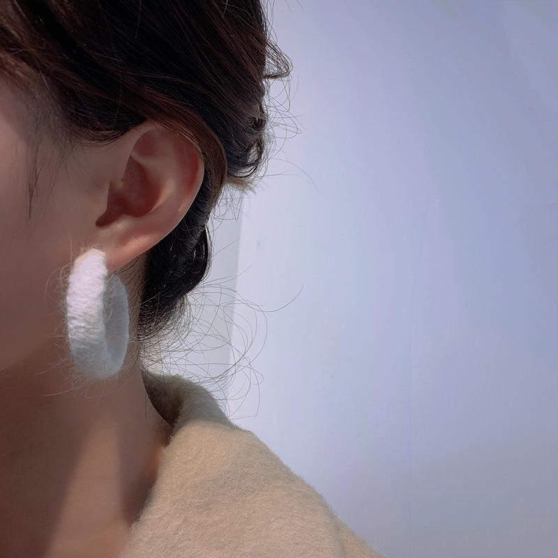 Plush Hoop Earrings for Women Furry White Round Hoop Geometric Statement Earrings Jewelry for Wedding Party Winter Jewelry