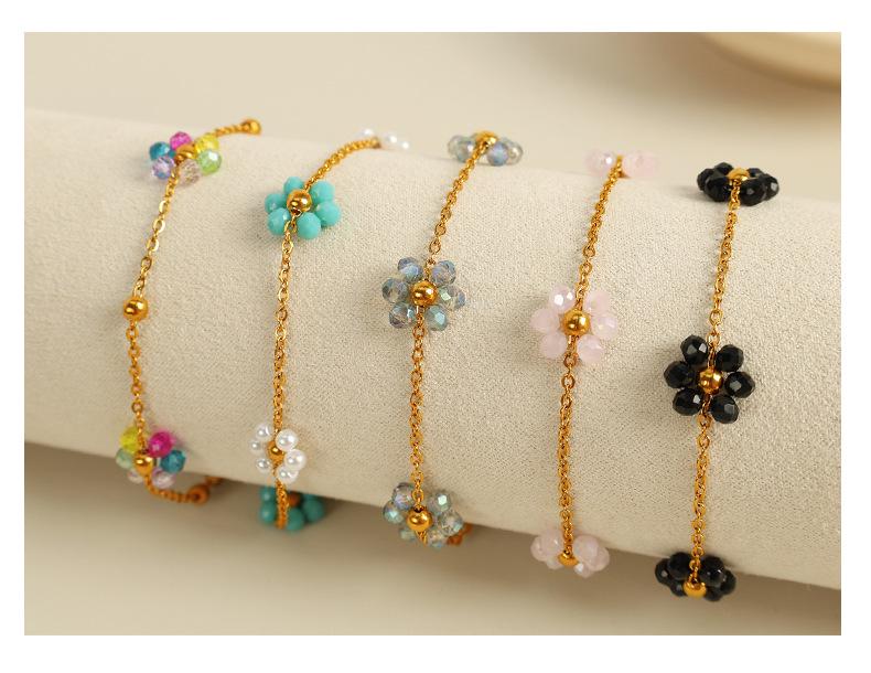 European & American Fresh Flower Stainless Steel Bracelet with Women's Niche Design and Titanium Steel Necklace Set.