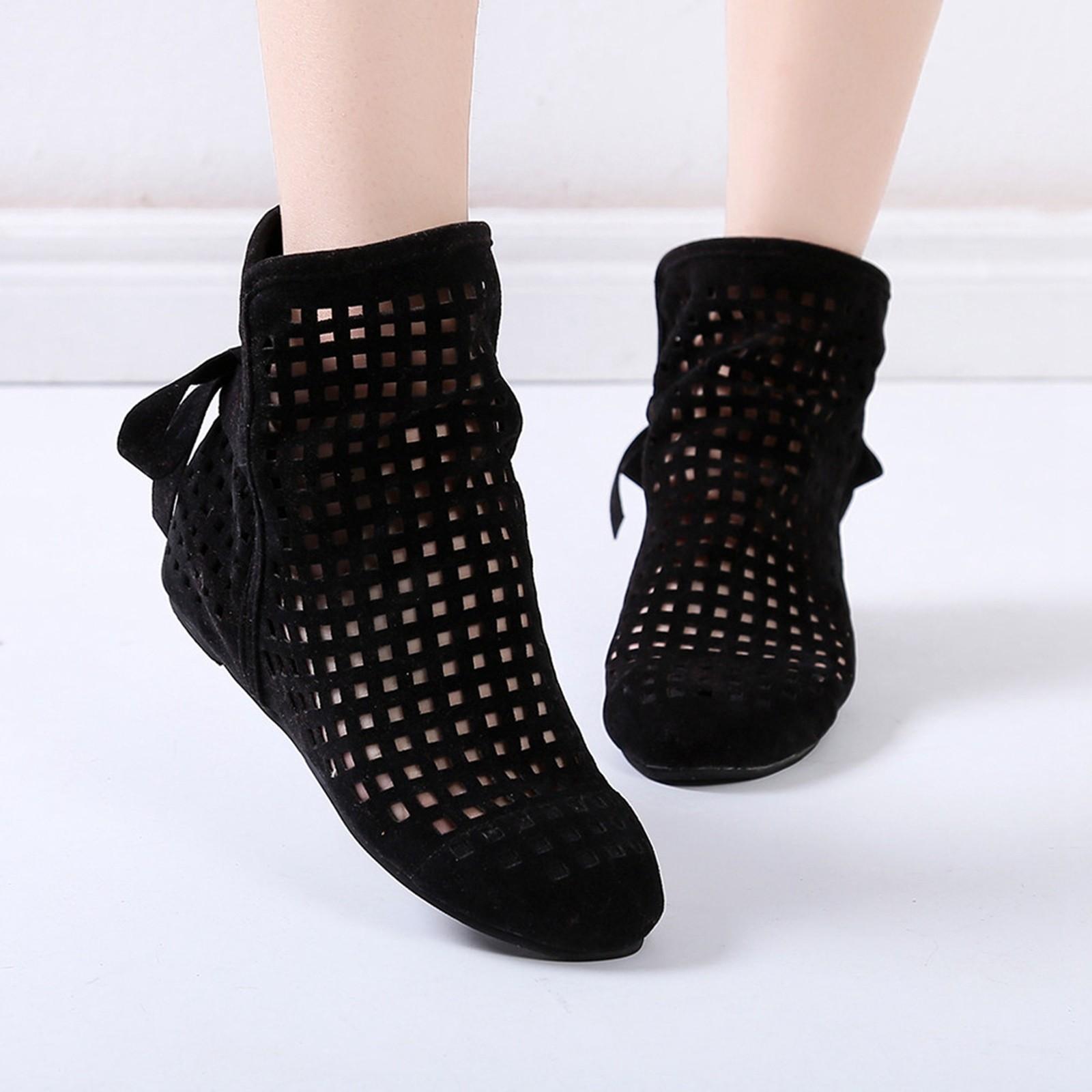 

Женские ботинки. Сапоги на плоской низкой танкетке с вырезами. Повседневная обувь. Симпатичные ботинки. 41 чёрный