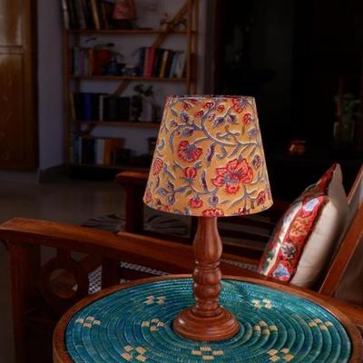 Lampada da tavolo 45 cm con base in legno, paralume in tessuto a motivo floreale, design tradizionale soggiorno, casa, ufficio, decorazione