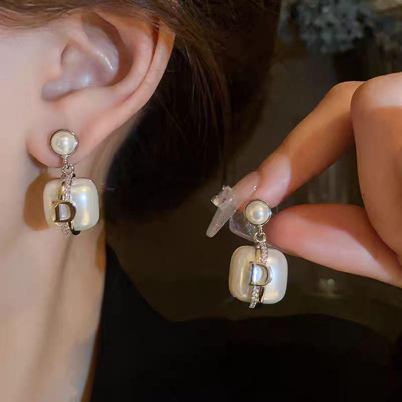 Orecchini alla moda con frange, lussuosi e sofisticati, dal fascino elegante. Lunghi Orecchini di Perle per uno Stile Versatile e Raffinato.
