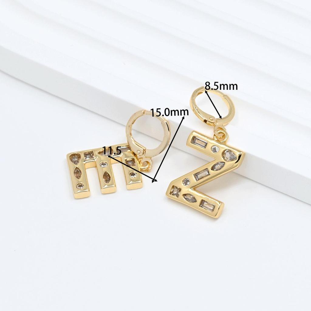 Übertriebene Kupfer Zirkonia Inlay Alphabet Ohrringe
