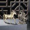 Figurka z mosiądzu zodiakalnego konia: Solidna, ręcznie robiona ozdoba na sukces - Idealna do dekoracji domu lub biura.