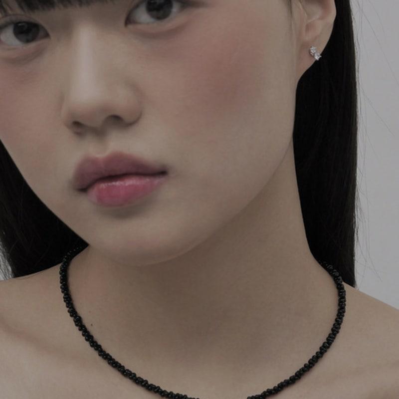 

Less is more peanut beads necklace crystal tone