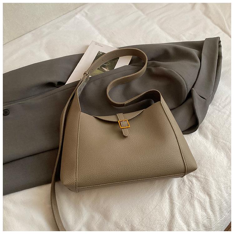 

Winter new retro niche commuter armpit bag high-value casual bag large capacity shoulder bag for women сірий колір
