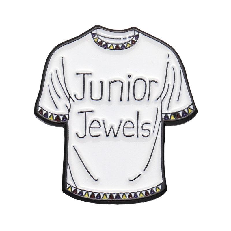 

Вдохновленный мультфильмом Стильный геометрический значок с буквой Серия «Музыка» Дизайн гитары Металлическая брошь Аксессуар для всех возрастов XZ9145