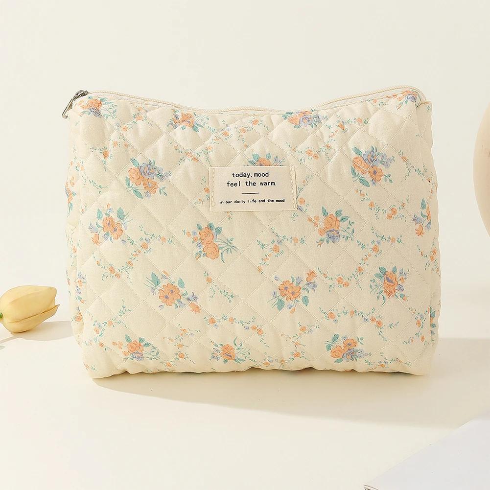 Women Quilted Makeup Bag Printed Cotton Quilted Cosmetic Pouch Large Capacity Zipper Closure Girls Daily Use Clutch