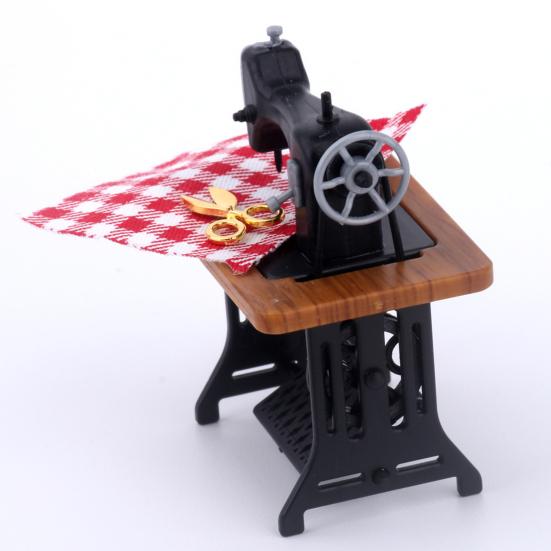 1:12 Miniatyr tre symaskinsett med trådsaks Tilbehør Dukkehusdekor Miniatyrmøbler Barneleker