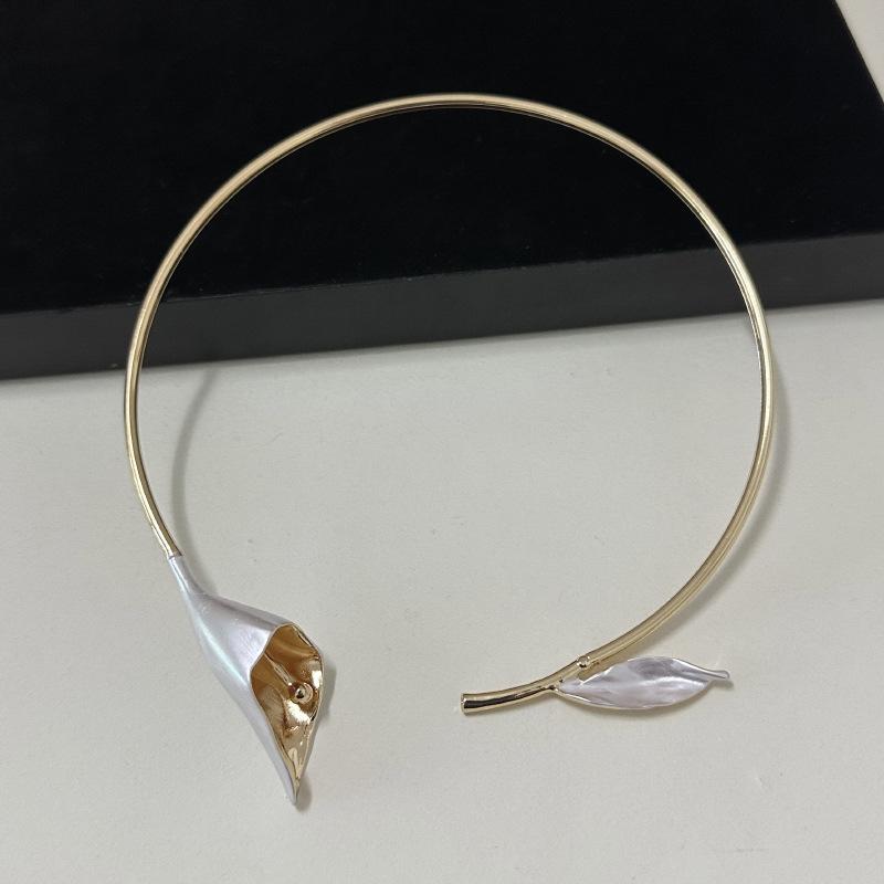 Simple And Light Luxury Temperament Cold Style Metal Leaf Flower Necklace Fashionable Personality Clavicle Chain Open Collar
