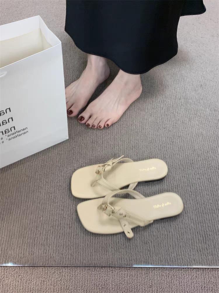 Flat-bottomed Belt Buckle Flip-flops for Women's Summer Wear 2025 New Sandals Design Sense Niche Foot-pinching Cool Slippers for Women