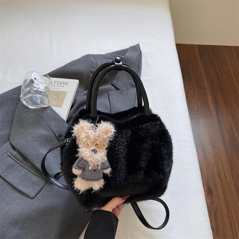 

Autumn new plush bag fashion commuter furry messenger bag large capacity handbag shoulder armpit bag without pendant чёрный