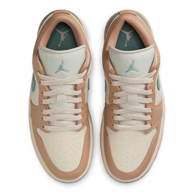 Jordan Women's AJ1 Low Basketball Shoes