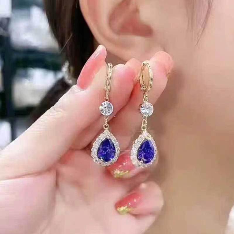 Cercei cu cristale la modă 2024: Șic, Elegant și Versatil