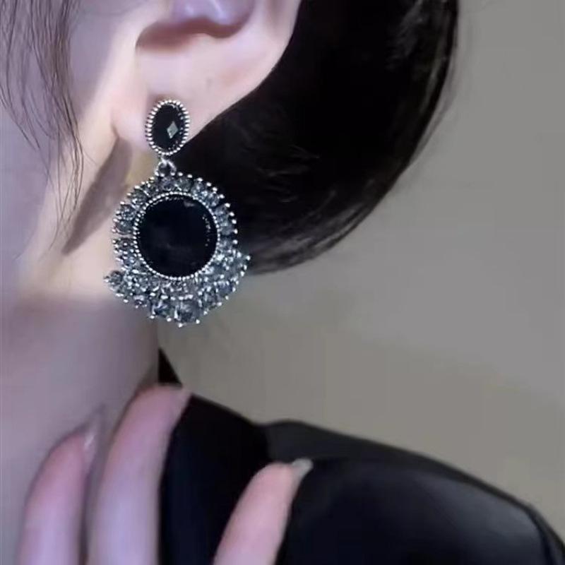 Retro high-end dark black crystal stud earrings 111 silver needle niche design temperament fringed earrings personalized earrings
