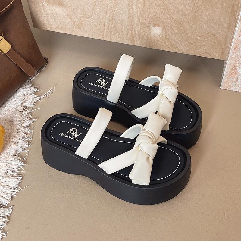 Thick-soled height-enhancing cool slippers for women's summer wear with skirts 2025 summer new high-end silver fashion beach shoes