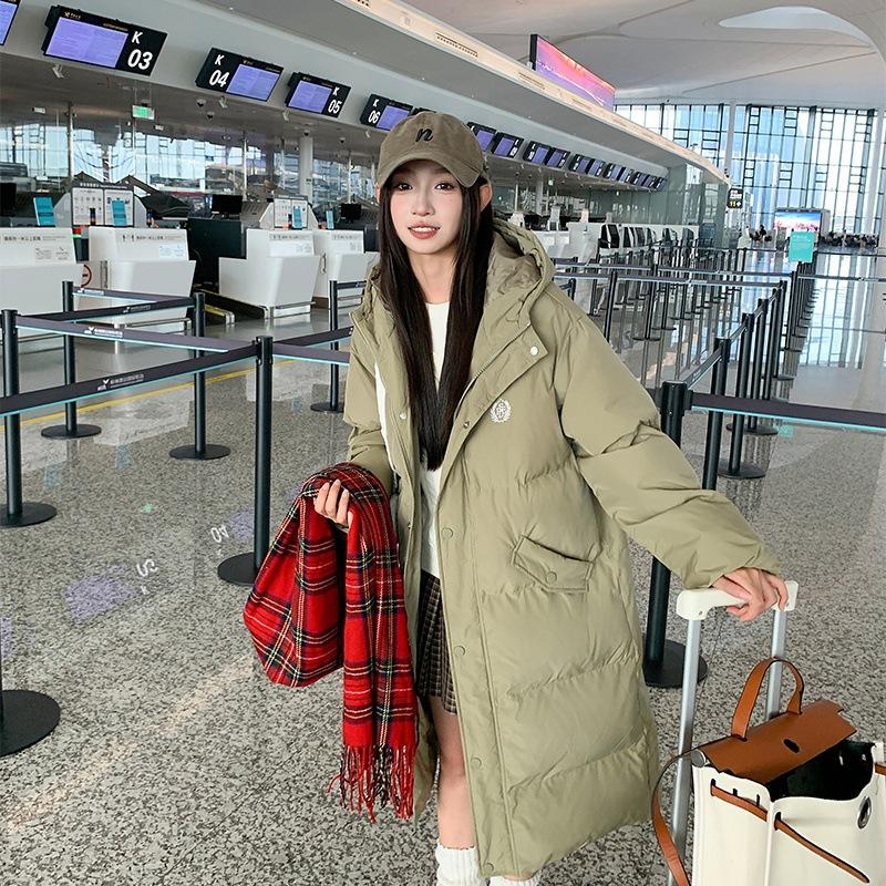 This year, long down cotton clothes in the popular college style are thick and loose in winter, and the cotton-padded jacket is trendy.