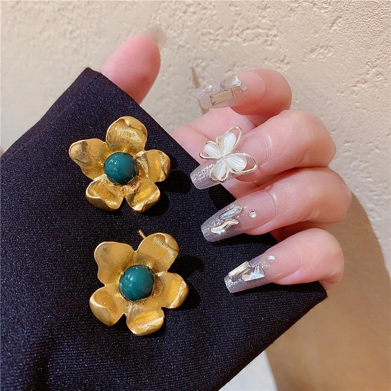 Medieval style metal petal stud earrings female retro design high-end court style earrings s111 silver needle flower earrings
