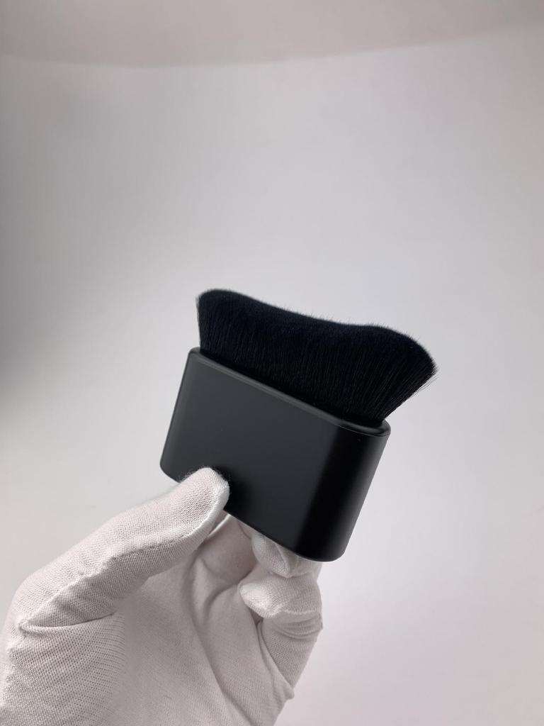 Multifunktionaler Körper- und Rougepinsel mit weichen Borsten