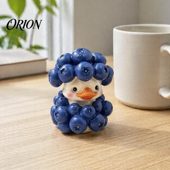 Cute Resin Blueberry Duck Figurine Ornament, Cartoon Figurine, Miniature Creative Mini Desktop Ornament for Office Desk Animal Statue Home Car