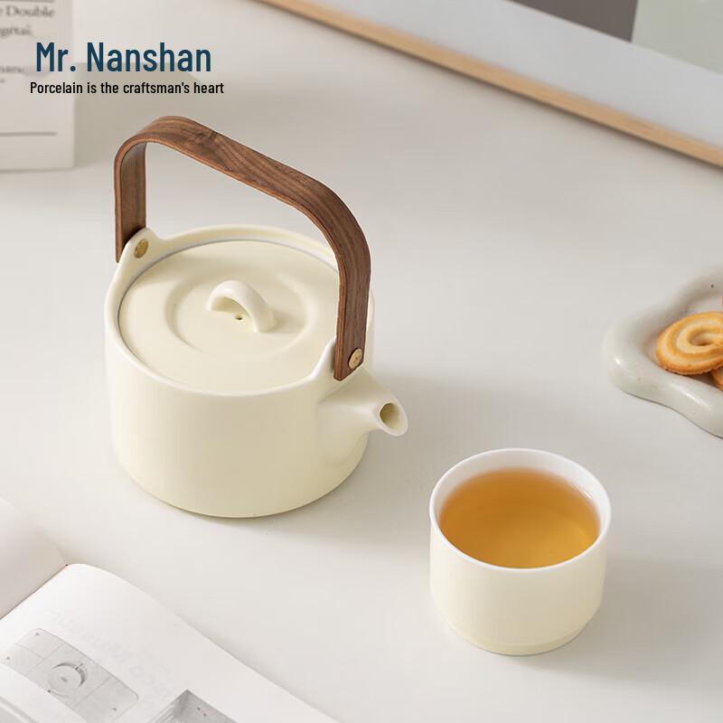 Nanshan Mr. Cloud Dyeing Ceramic Teapot with Walnut Lifting Handle