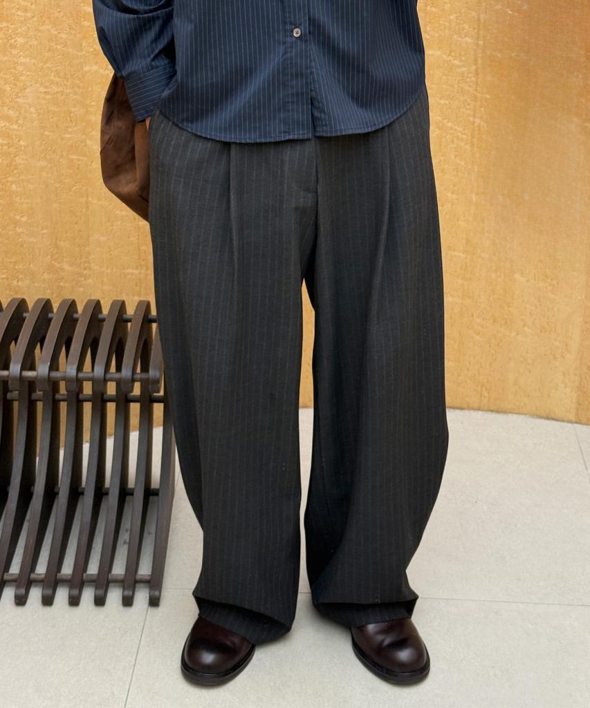 LEIRE Striped Curved Pintuck Slacks [Charcoal]