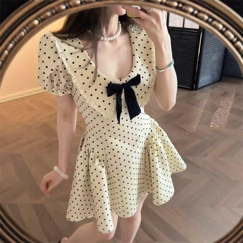 Vestido de Estilo Francés con Lunares, Mangas Abullonadas, Cuello en U, Cintura Ceñida y Falda de Paraguas