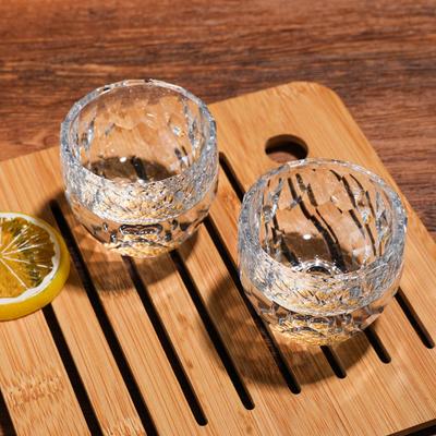 Handgefertigte 1,7-oz-Schnapsgläser/Whiskeybecher aus Kristallglas mit 24-karätigem Blattgold, BPA- und bleifrei, perfekt als Dekoration und Geschenk