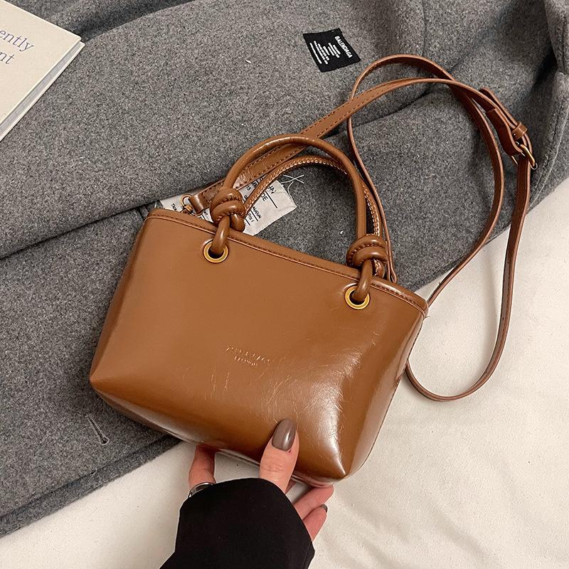 

New trendy retro texture Korean portable bucket bag solid color oil wax leather fashionable versatile commuter messenger women s bag