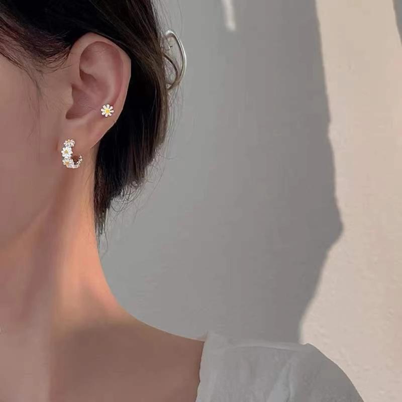 Huggie Earrings Daisy Hoop Earring for Sensitive Ears Daisy Sunflower Jewelry Mother Day Birthday Gift for Women Girl