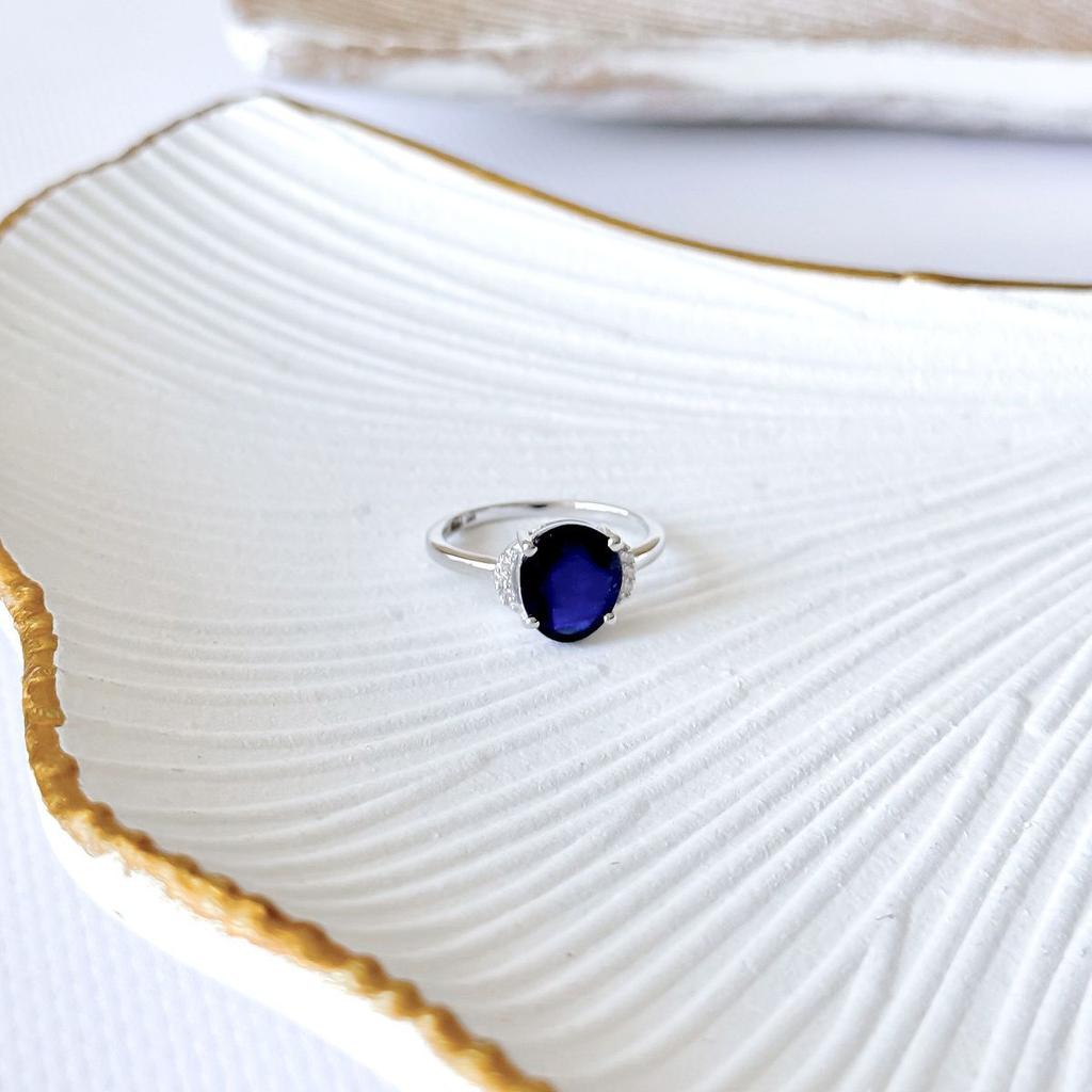 Серебряное кольцо с натуральным сапфиром 3.873ct, фианитами, вес изделия 2,44 гр (2162513)