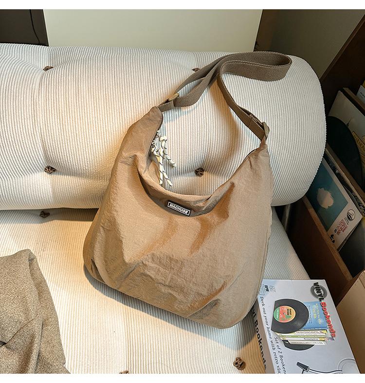 

Нейлоновая тканевая сумка женская большой вместимости 2025 новая нишевая на плечо сумка-мессенджер высококлассная сумка-пельмень хаки